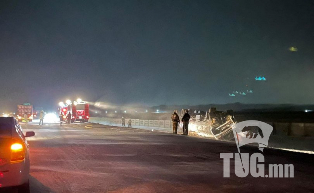 Шатахуун тээврийн автомашин онхолдож гурван тонн түлш асгарчээ