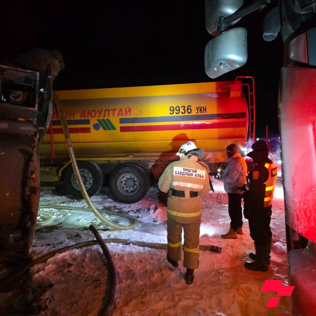 Түлш тээвэрлэж явсан автомашин мөргөлдөн нэг тонн түлш зам дээр асгарчээ