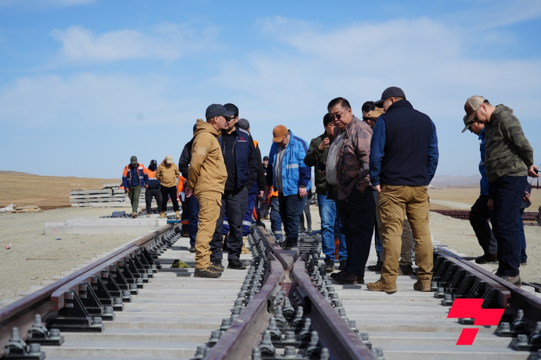 Багахангай-Хөшигийн хөндий чиглэлийн төмөр замын төслийн ажлын явцтай танилцаж байна