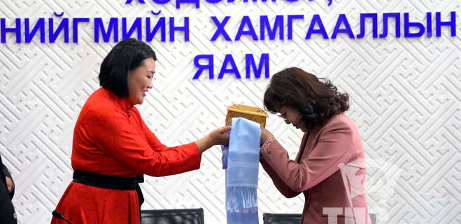 Шинэ сайд нар тамгаа хүлээн авлаа
