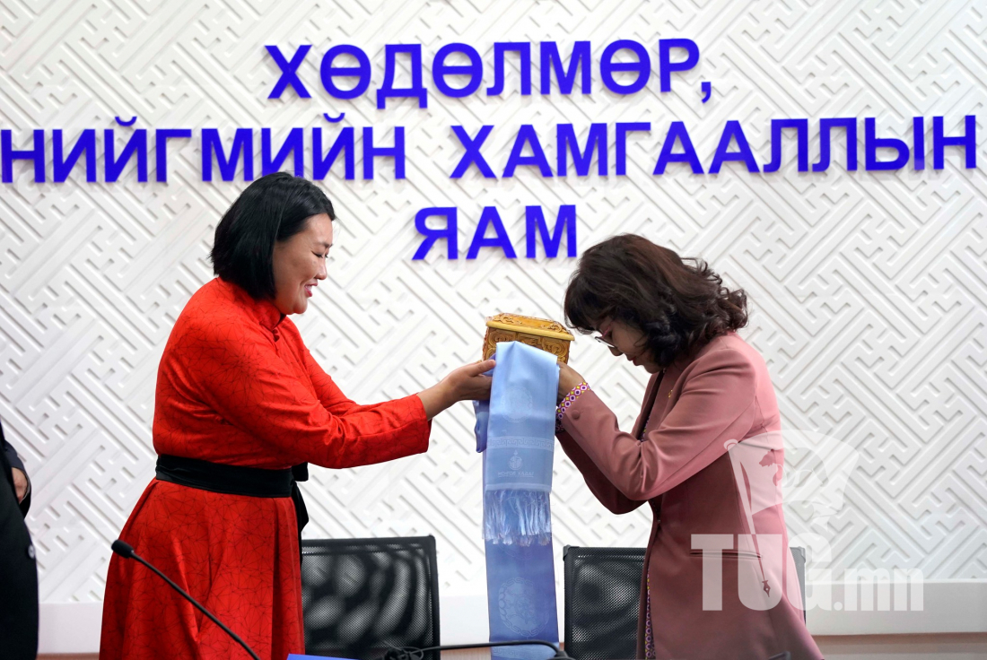 Шинэ сайд нар тамгаа хүлээн авлаа