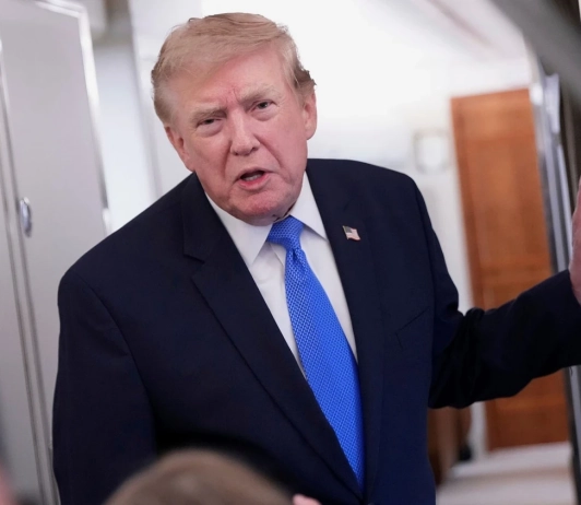 Трамп АНУ-д ирж хүүхэд төрүүлэхийг хориглох зарлигт гарын үсэг зуржээ
