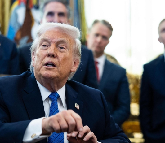 Дональд Трампын 75 улсад “Ногоон карт” олгохыг царцаасан шийдвэрийг эсэргүүцэж, шүүхэд ханджээ