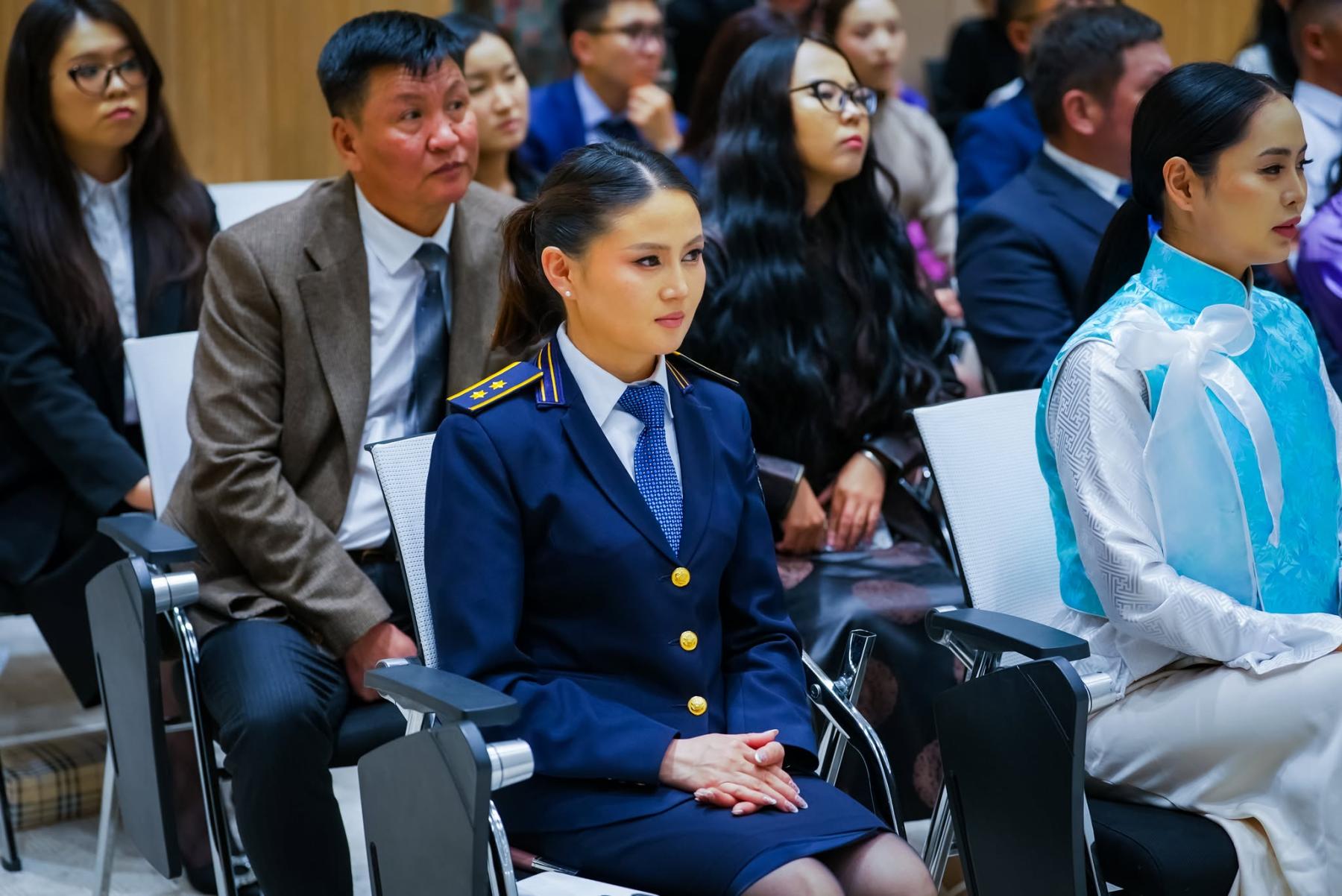 Нийслэлийн нутгийн захиргааны байгууллагуудад ажиллаж буй 145 албан хаагч төрийн жинхэнэ албан хаагчийн тангараг өргөлөө