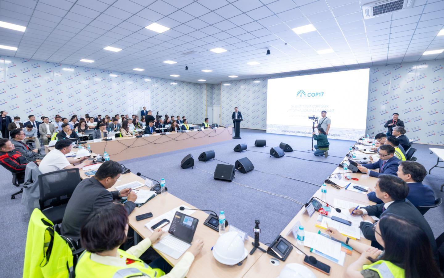 COP17 хурлын үеэрх замын хөдөлгөөн, нийтийн тээврийн зохицуулалт, сургууль, цэцэрлэг, зах, худалдааны төвийн ажиллах хуваарийг гаргаж, иргэдэд мэдээлэхийг үүрэг болголоо