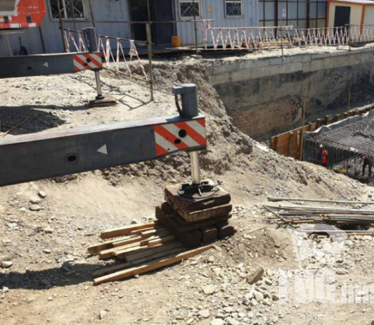 Краныг нүхний ирмэгт, налуу газар байрлуулсныг буулгуулжээ