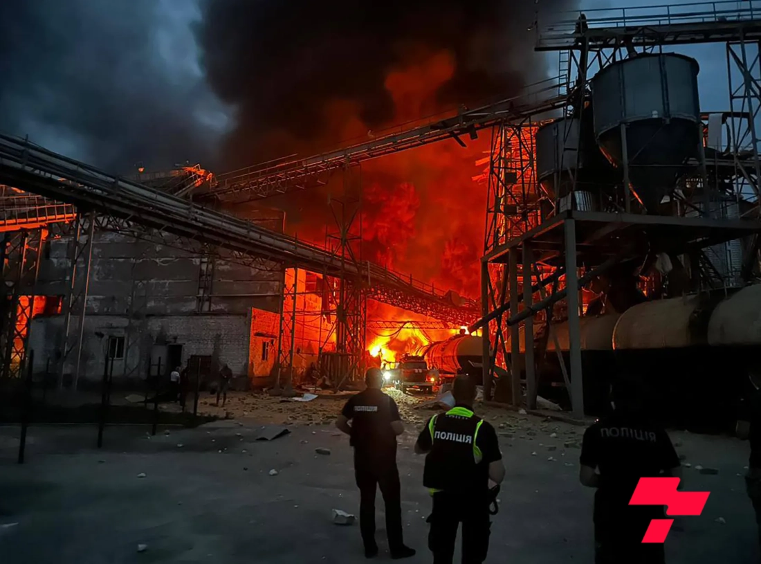 Киев Оросын газрын тос боловсруулах үйлдвэрүүдэд үргэлжлүүлэн цохилт өгөв