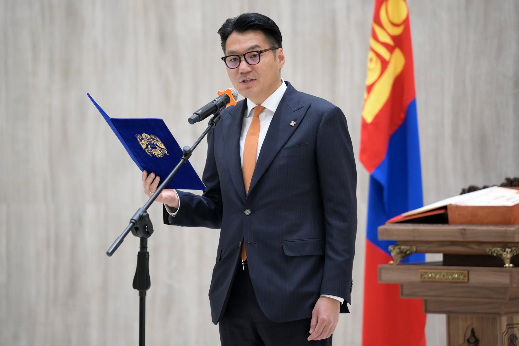 Чингис хааны эш хөрөг, Монголын нууц товчоонд хүндэтгэл үзүүлж, нийслэлийн сүлдэт хуурыг цэнгүүллээ