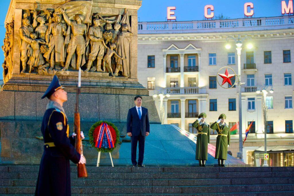 Дайчдын дурсгалд зориулсан Мөнхийн галд хүндэтгэл үзүүлж, цэцэг өргөлөө