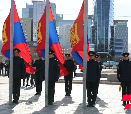 Эзэн богд Чингис хааны хөшөөнд хүндэтгэл үзүүлж, төрийн далбаа, нийслэлийн туг мандууллаа