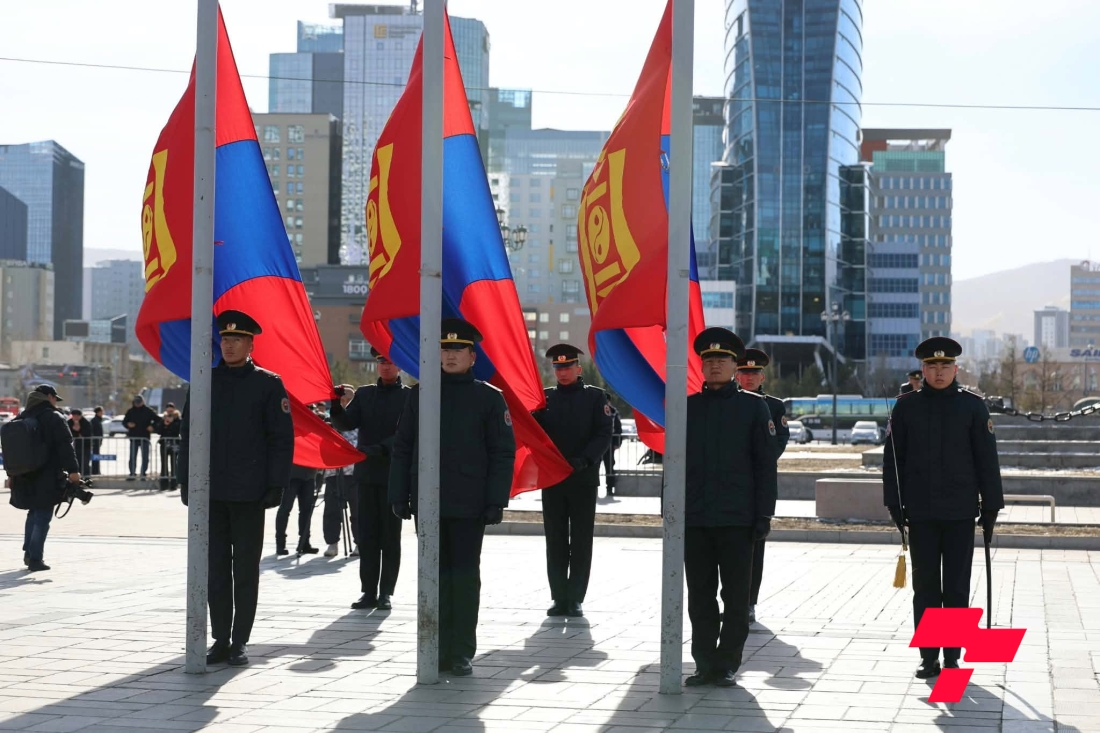Эзэн богд Чингис хааны хөшөөнд хүндэтгэл үзүүлж, төрийн далбаа, нийслэлийн туг мандууллаа