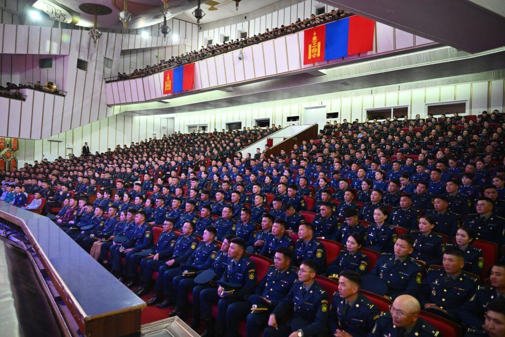 Ерөнхийлөгч У.Хүрэлсүх төрийн цэргийн болон хууль сахиулах байгууллагын залуу офицеруудтай уулзлаа
